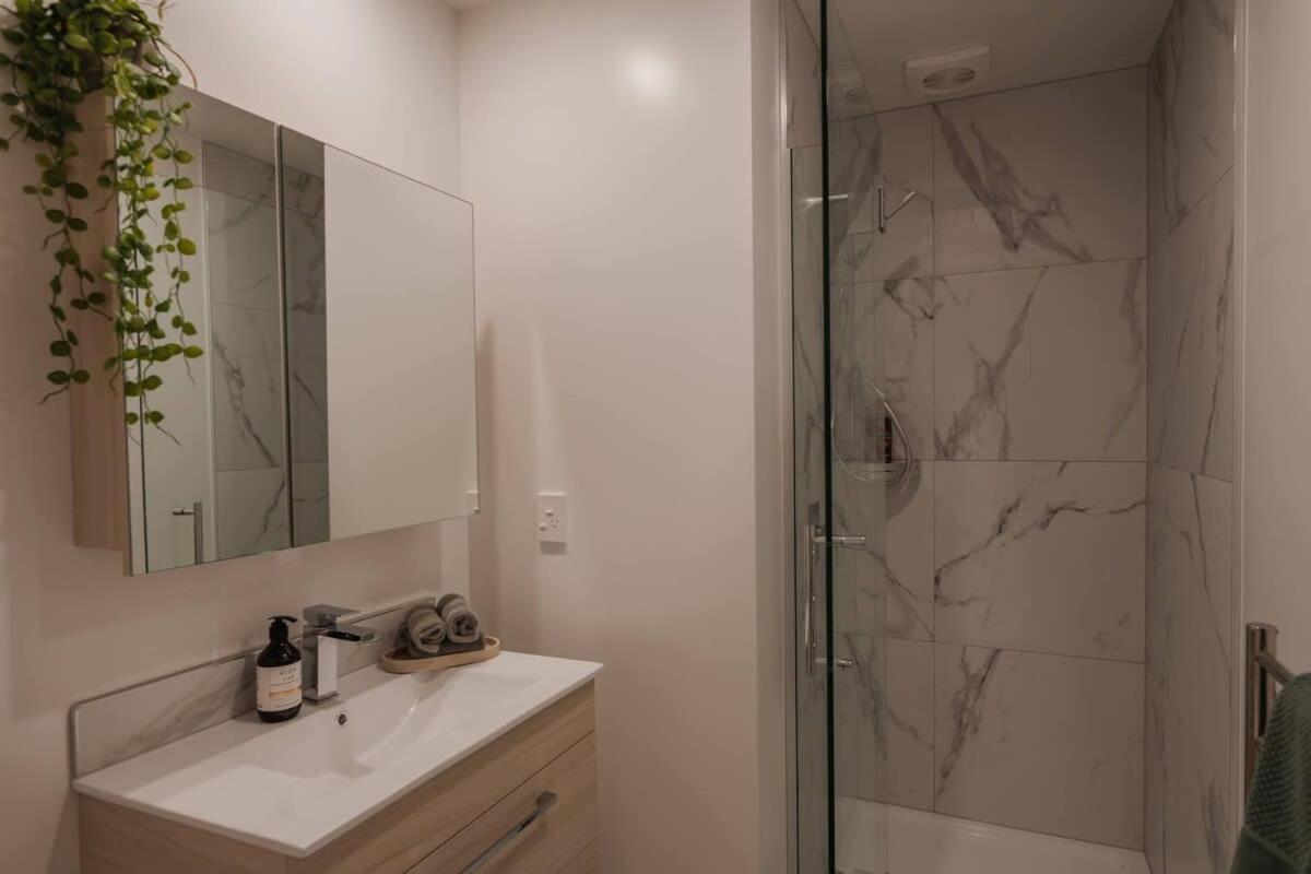 Casino Luxury Suite City Centre - Sleeps 5 Крайстчърч Екстериор снимка