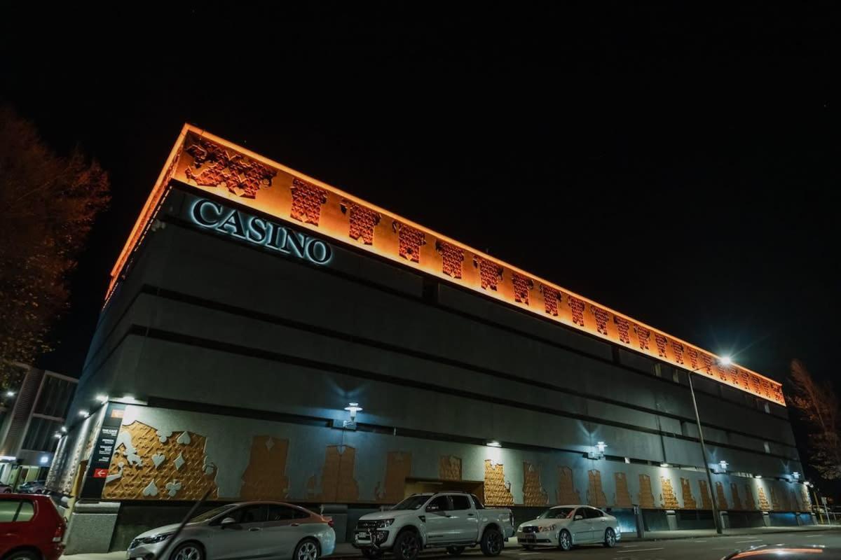 Casino Luxury Suite City Centre - Sleeps 5 Крайстчърч Екстериор снимка